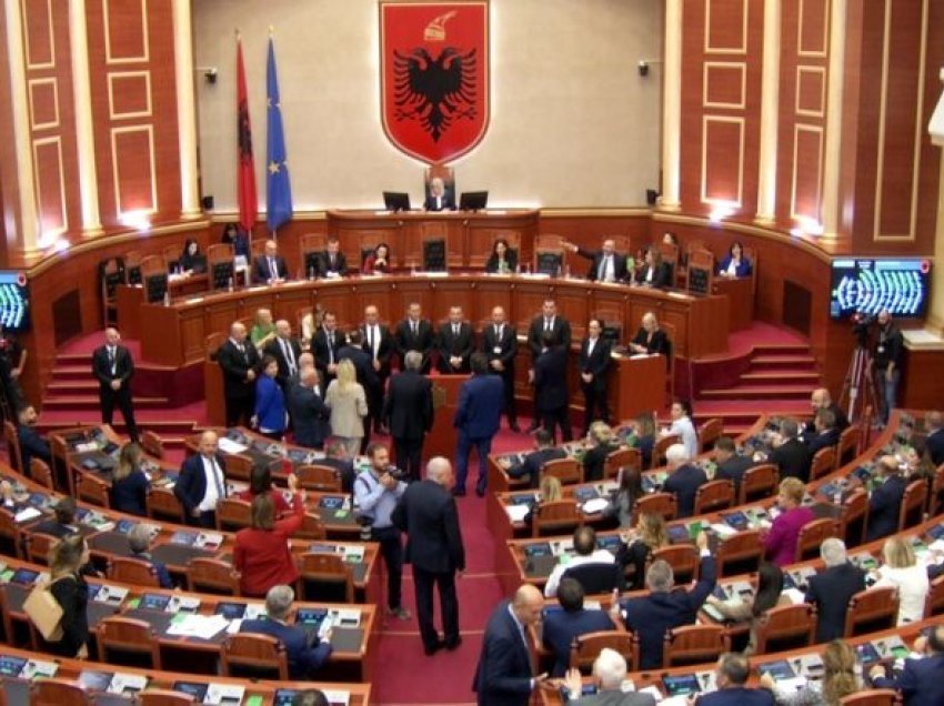 LIVE: Miratohet rezoluta për Kosovën, tensionohet situata – deputetët bllokojnë foltoren, ndërhyn Garda