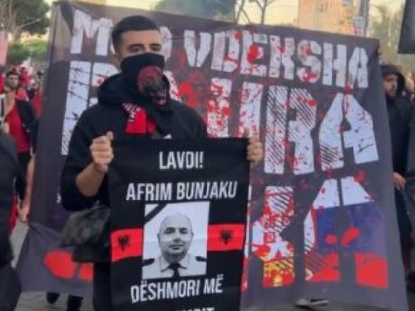 Në Shqipëri sonte përmes një pankarte po nderohet edhe heroi i ri i kombit, Afrim Bunjaku