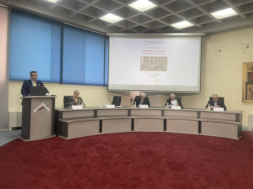 Akademikët në Prishtinë diskutojnë për dëmet që shkaktoi Konferenca e Londrës