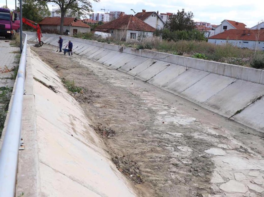 Idrizi bën të ditur se është bërë pastrimi i lumit “Podranqa” në Vushtrri dhe rregullimi i ndriçimit në shëtitoren “Enver Zymberi”