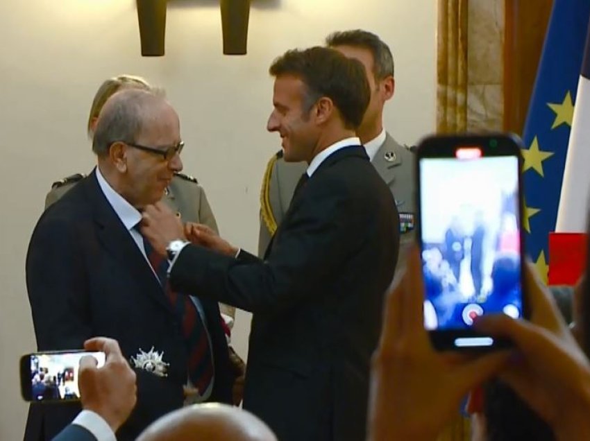 Macron, Kadaresë: Si rapsod i Evropës kam nderin sot t’ju ngre në gradën “Oficerit të Madh të Legjionit të Nderit”