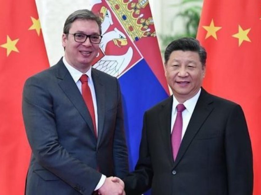 Vuçiq në Kinë për blerje të armëve, takohet me Xi dhe lavdëron Putinin