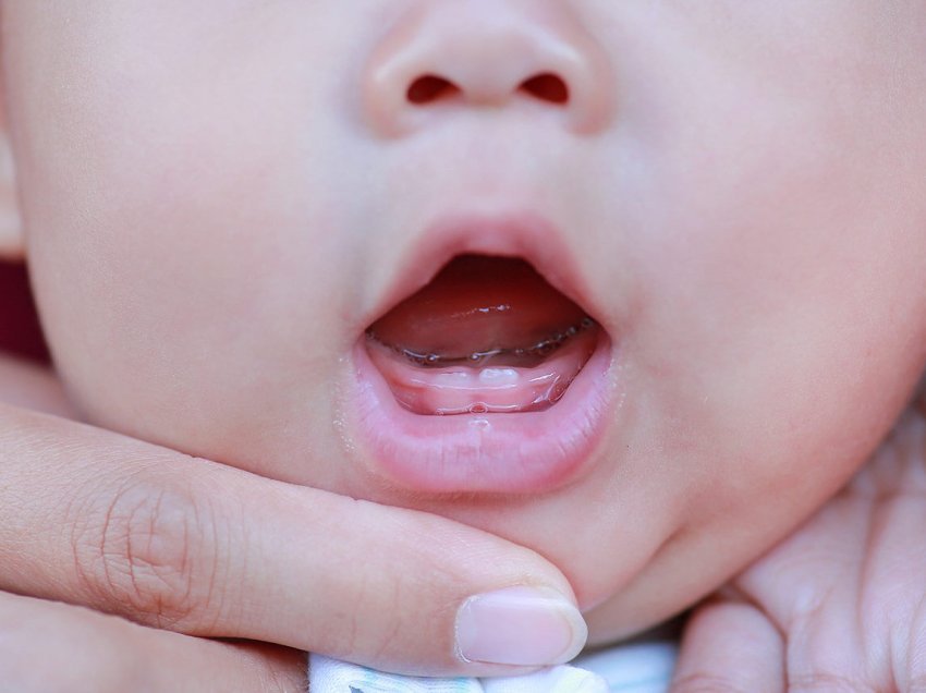 Lehtësitë që duhet t’i krijoni fëmijës me daljen e dhëmbëve të parë