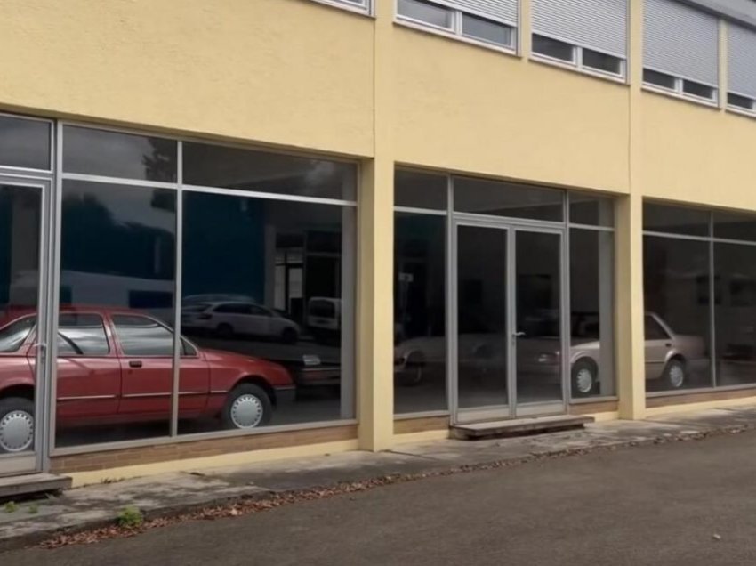 Në auto sallonin e braktisur të Fordit në Gjermani, akoma gjendet modelet e paprekura Escort dhe Sierra