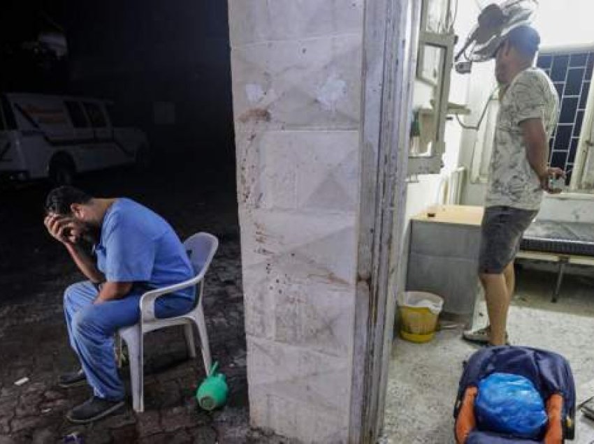 Tavani i sallës së operacionit ra pas shpërthimit, rrëfimi dramatik i mjekut nga spitali që u sulmua në Gaza