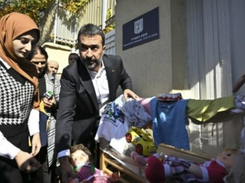 Protestuesit lënë një djep me kukulla të përgjakura dhe veshje për fëmijë përpara ambasadës së Izraelit