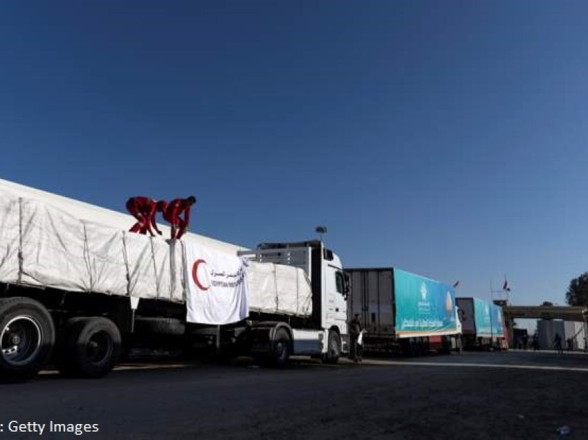 Një kamion i ngarkuar me arkivole mes njëzet automjeteve për të hyrë në Gaza
