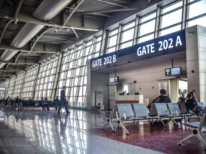 Përleshja me thika në Aeroportin e Prishtinës: Këta janë tre të dyshuarit që përfunduan në ndalim policor