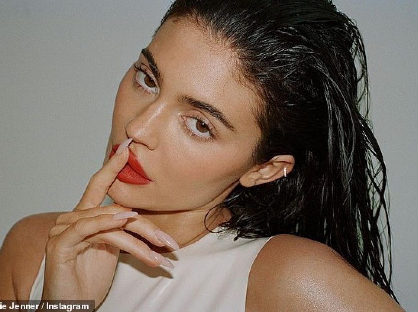 Kylie Jenner zgjeron perandorinë e saj miliarda dollarëshe, shpall linjën e saj të re të veshjeve “Khy”