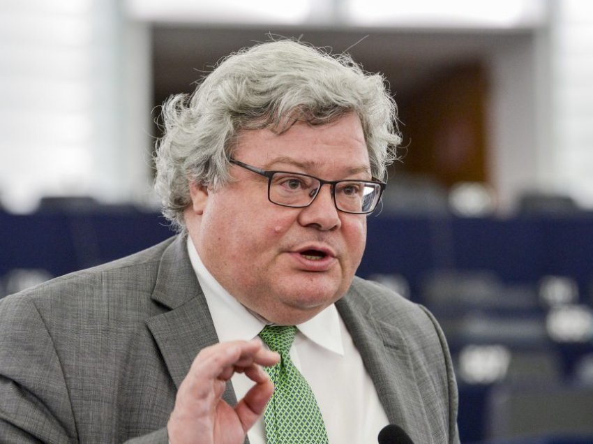 Eurodeputeti gjerman kritikon Borrellin: Fajëson palët në mënyrë të barabartë edhe pas agresionit serb
