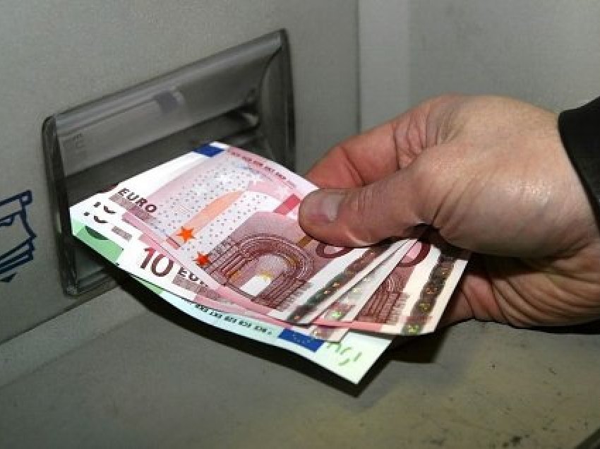 Zyrtari i një banke në Klinë raporton për para të falsifikuara gjatë numërimit të mjeteve nga bankomati