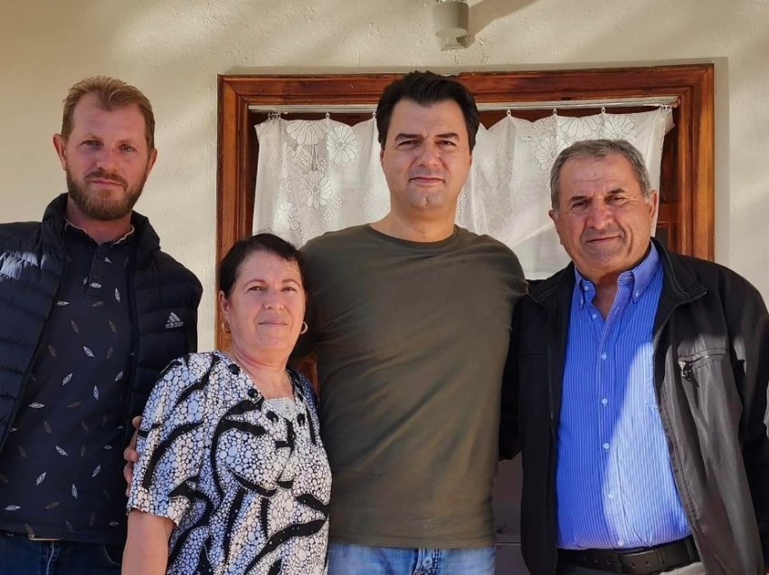 Basha viziton familjen e persekutuar në Koplik: PD është e penduar për vonesën