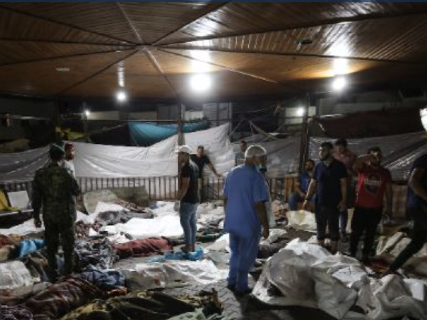“Nuk mund ta përballojmë”, mjeku palestinez përshkruan skena kaotike brenda spitalit më të madh të Gazës
