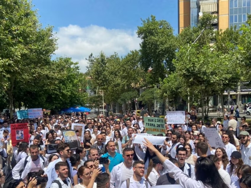Shqipëri: Studentët e Mjekësisë i japin fund protestës pas marrëveshjes me rektorin