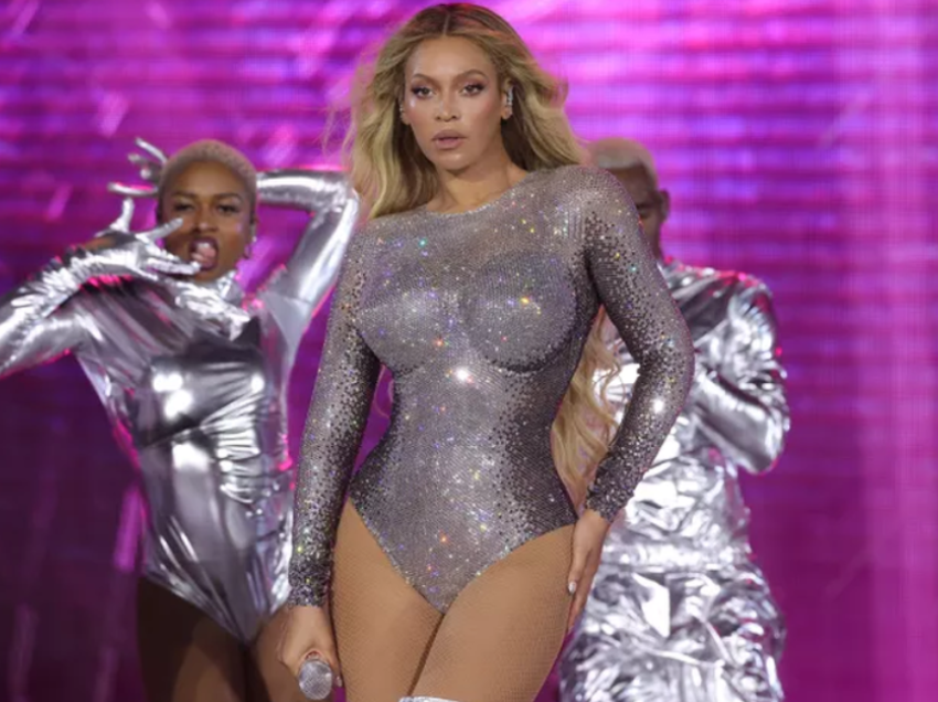 Çfarë fshihet pas ngjyrës së argjendtë në veshjet e Beyonce-s?