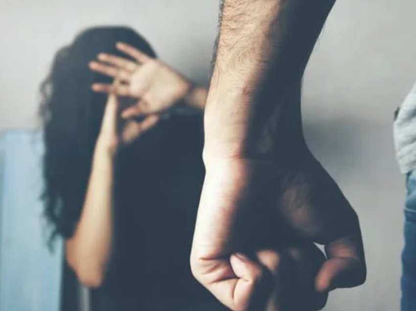 Dhunë në një familje në Pejë: Burri rrah bashkëshorten e tij, 39-vjeçarja e denoncon në Polici