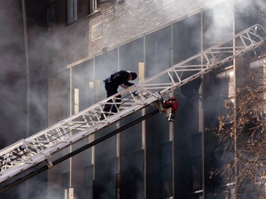 Të paktën 74 të vdekur nga zjarri në një ndërtesë, mes tyre 12 fëmijë