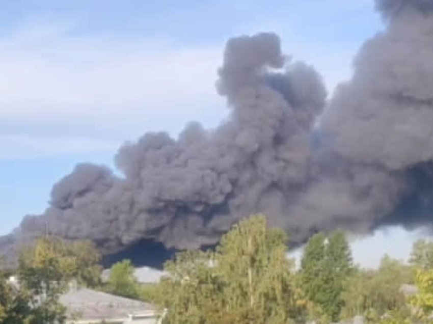 Zjarr i madh në Shën Petersburg, shtëllunga tymi ngrihen mbi qytet