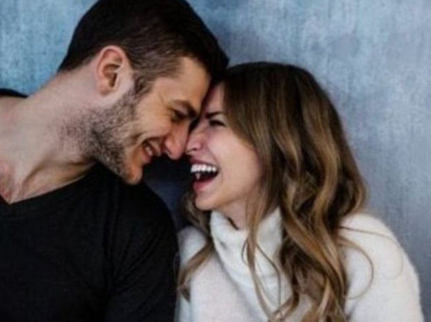 4 mënyra si ndikon shakaja në marrëdhënien tuaj në çift