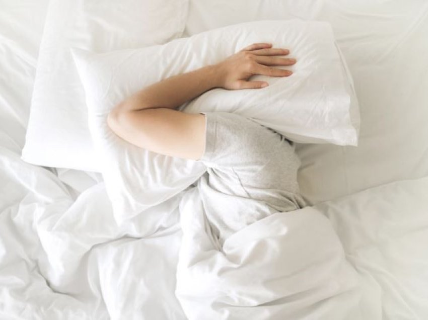 Ekspertët shëndetësorë: Depresioni dhe ankthi janë lidhur ngushtë me cilësinë e gjumit