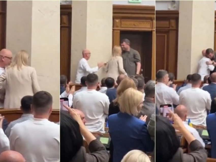 Parlamenti i Ukrainës miratoi dorëheqjen e ministrit të Mbrojtjes – ndërsa u largua nga salla, ai mori ovacione nga të pranishmit të cilët u ngritën në këmbë