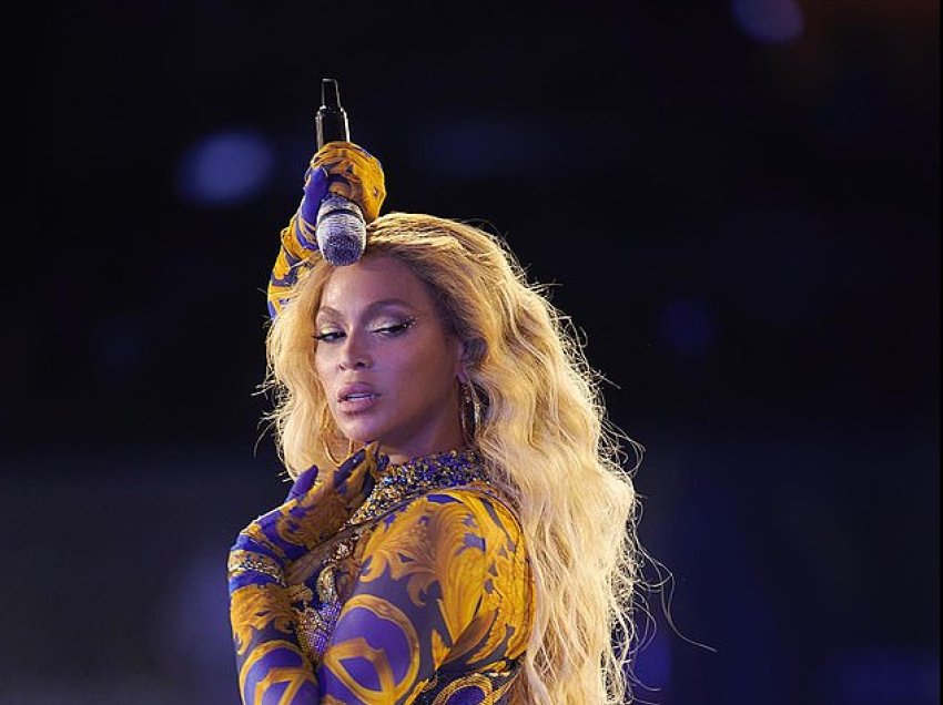 Beyonce shfaqet me fustan ‘Versace’ në një nga koncertet e fundit – u deshën 600 orë për ta punuar