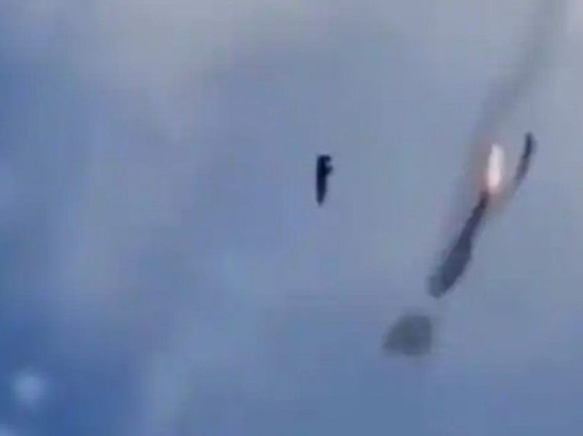 Momenti kur ukrainasit rrëzojnë helikopterin rus në jug të vendit