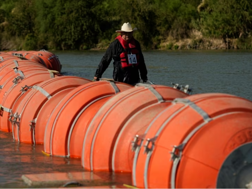 Gjykatësi federal urdhëron Teksasin të heqë barrierën lundruese në lumin Rio Grande