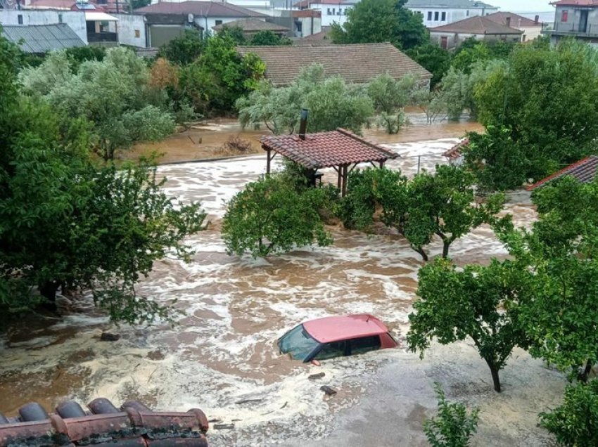Edhe Turqia “pushtohet” nga uji, ja si paraqitet situata në Stamboll