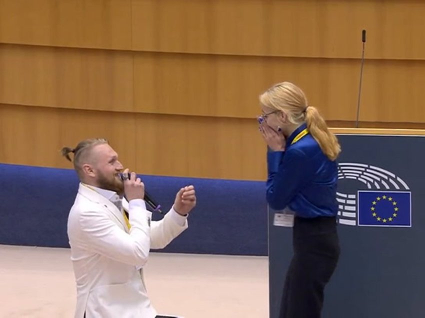 Ndodhë për herë të parë, propozohet martesë në Parlamentin Europian 