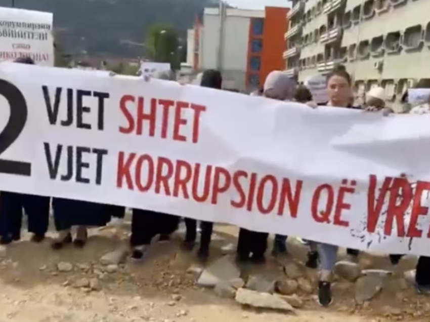 Protestë në Tetovë; kërkohet zbulimi i fajtorëve të zjarrit që u mori jetën 14 personave