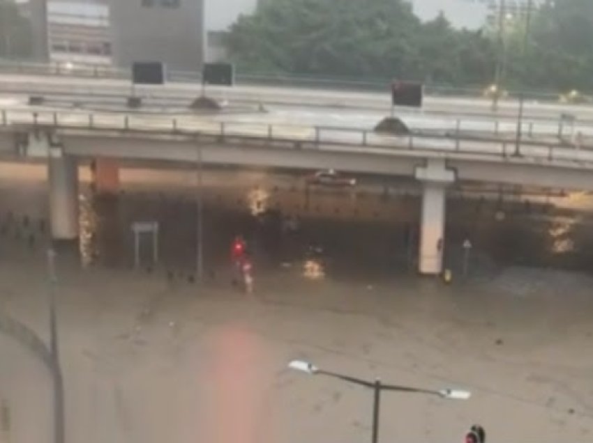 Hong Kongu “paralizohet” nga vërshimet