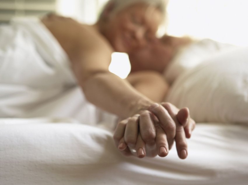 Studim: Gratë e moshës mbi 70-vjeçare bëjnë më pak seks sesa burrat