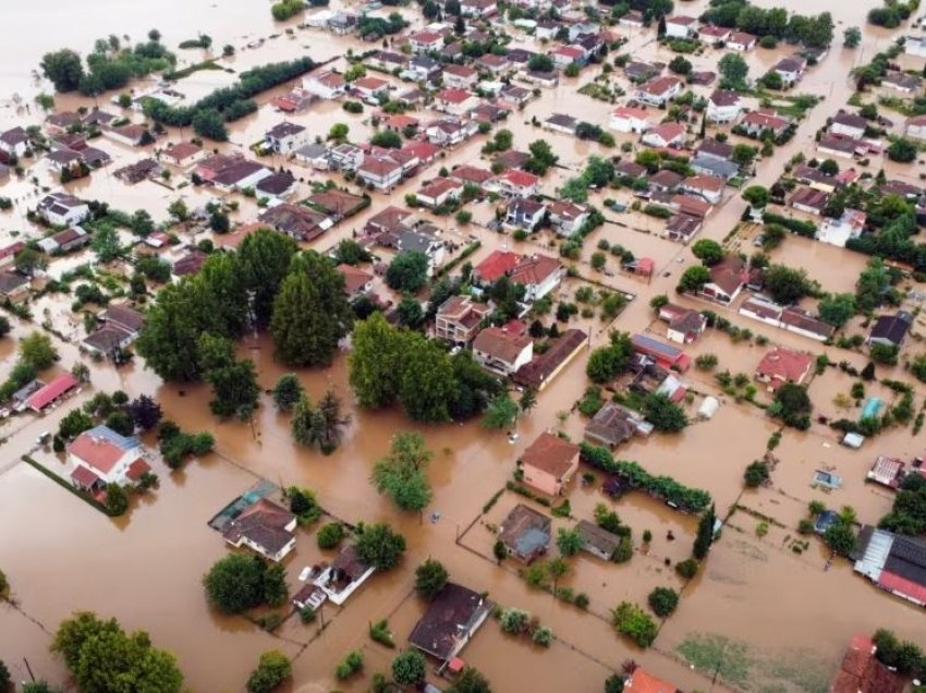 Rajonet e prekura nga vërshimet në Greqi, ende pa rrymë