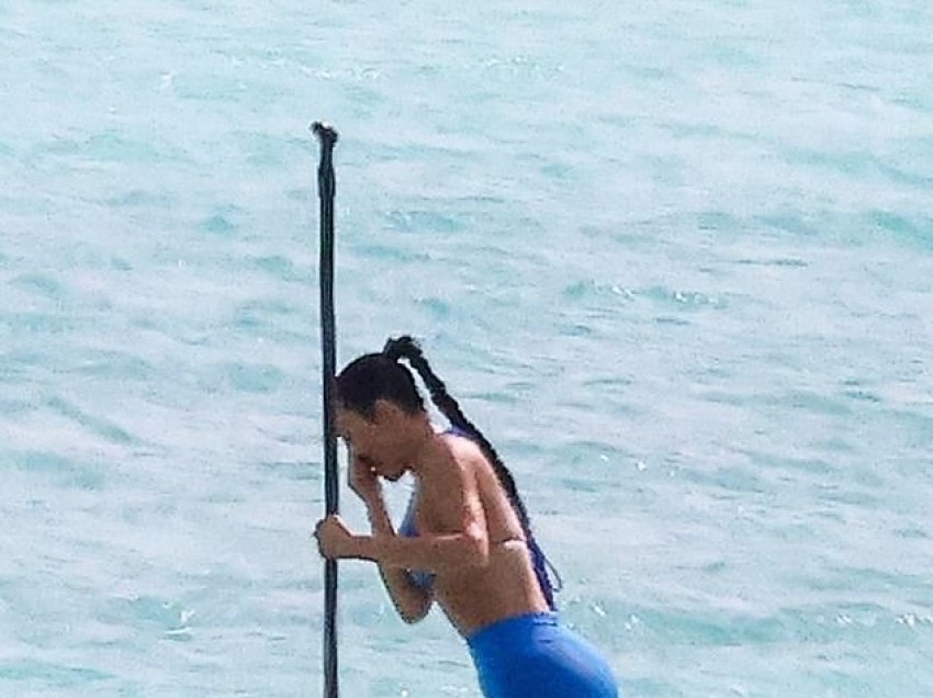 Kim Kardashian thekson të pasmet dhe linjat e trupit në paraqitjen provokuese në plazh