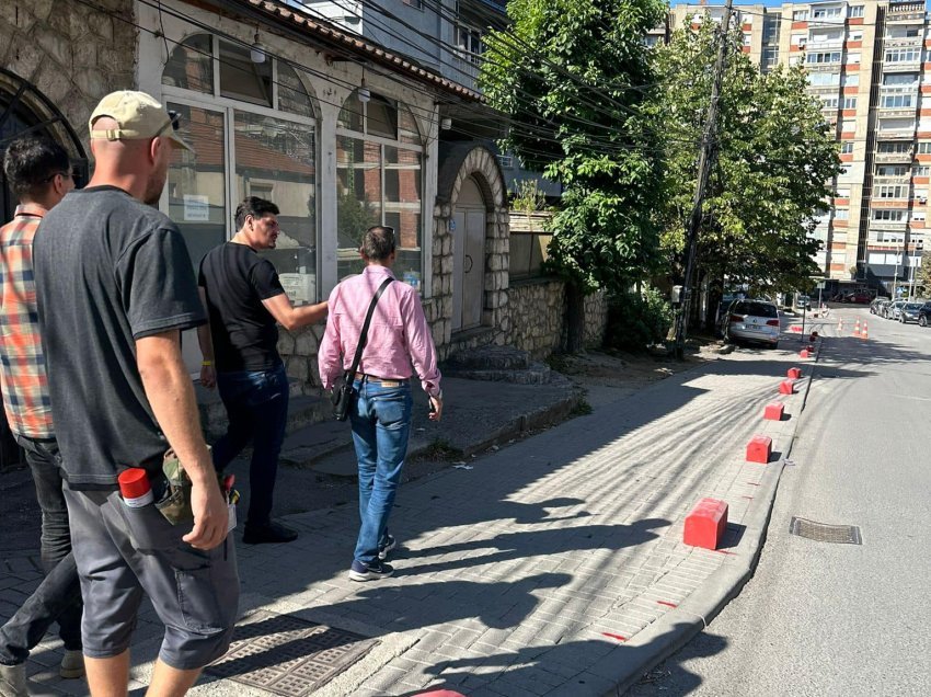 “Trotuaret nuk janë për vetura”, Komuna e Prishtinës vazhdon me lirimin e hapësirave publike