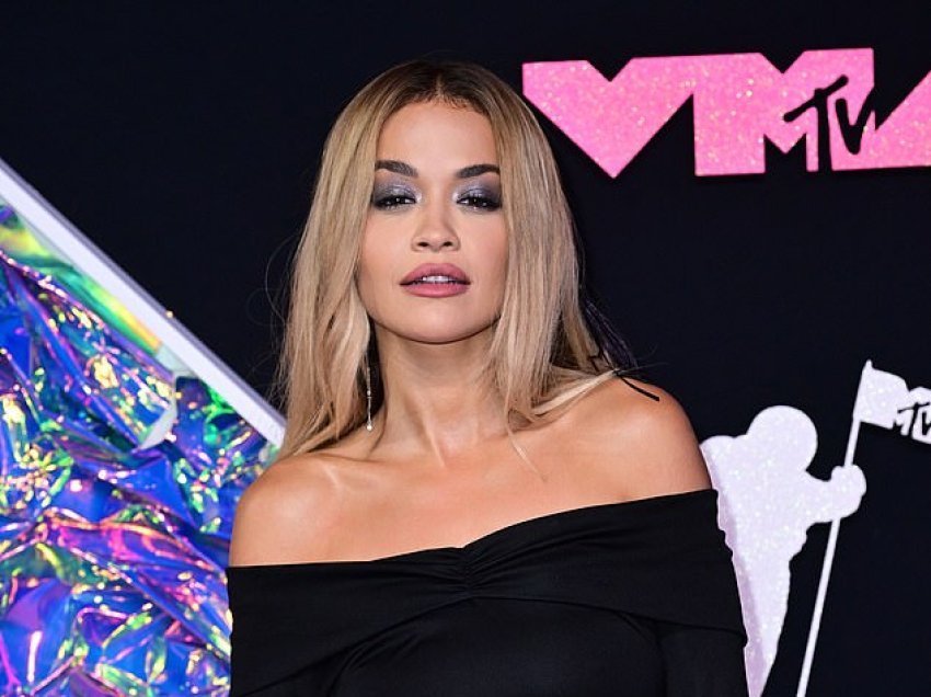 Rita Ora shkëlqen me dukjen në tapetin e kuq të MTV Video Music Awards 2023