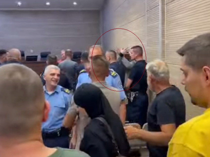 Bedri Krasniqi bën shqiponjën pas aktvendimit lirues ndaj akuzave për vrasjen e dy policëve 