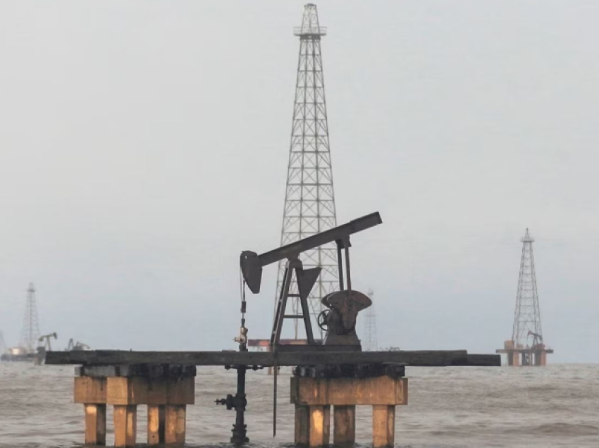 Ukraina pretendon se ka rimarrë platformat e naftës pranë Krimesë