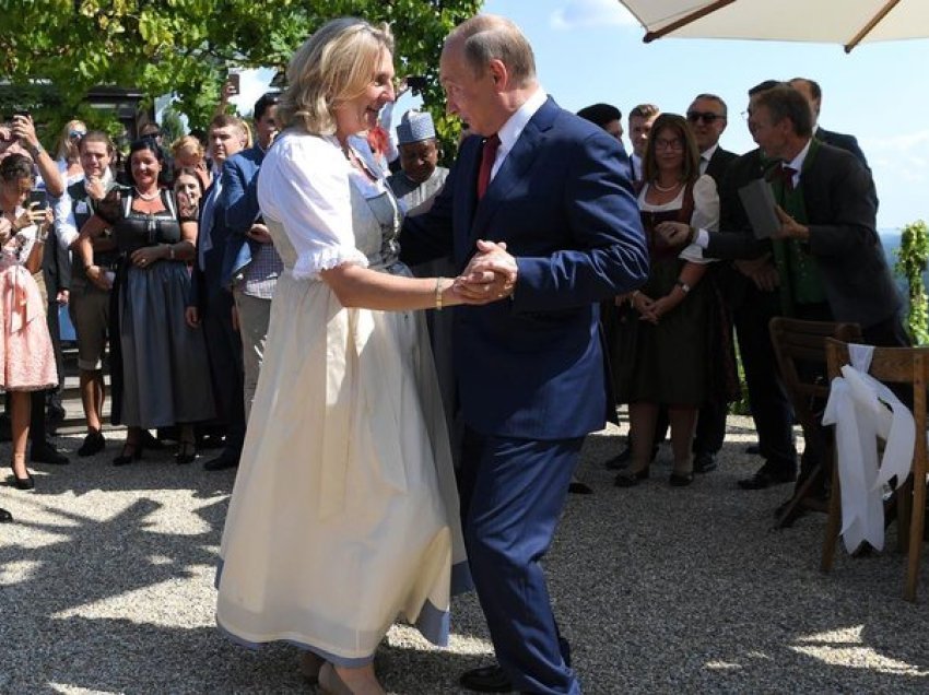 U bë “kryefjalë” e mediave të huaja për vallëzimin me Putinin, ja çfarë ndodhi me mikeshën e ngushtë