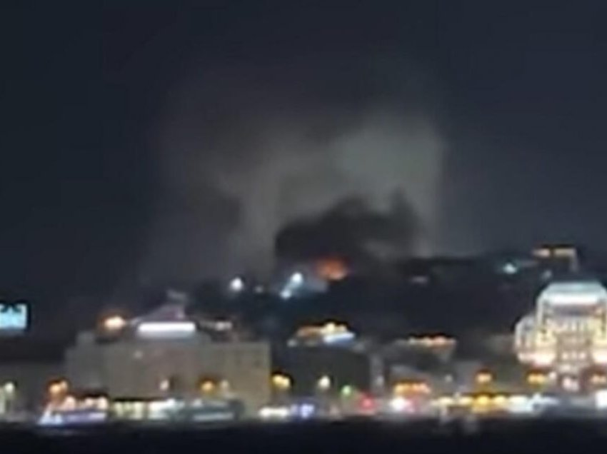 Zjarr në Kapalicarsi, kulmi i tregut në Stamboll përfshihet nga flaka