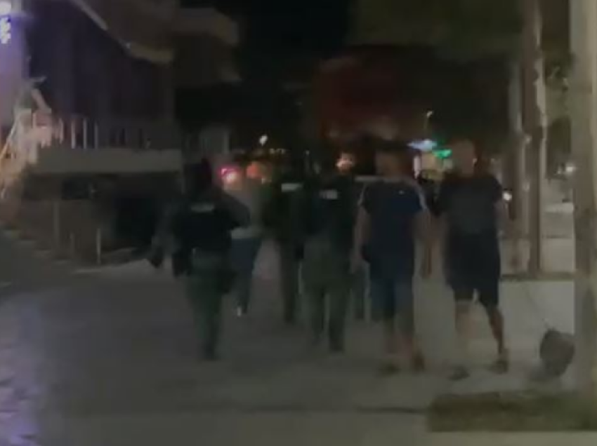 Policia dhe RENEA blindojnë Vlorën/ Shoqërohen pesë persona, sekuestrohen edhe armë