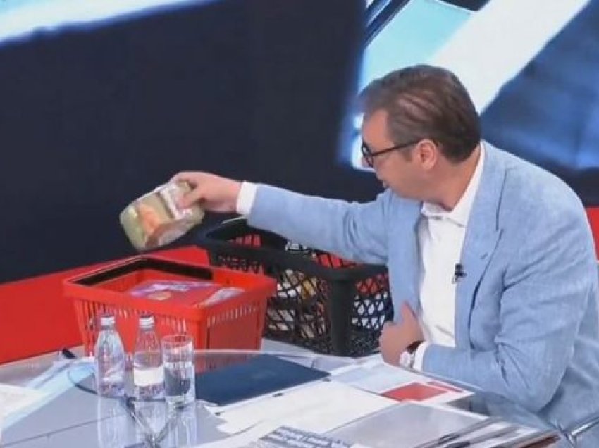 Vuçiq paraqitet përsëri me një shportë ushqimesh në duar
