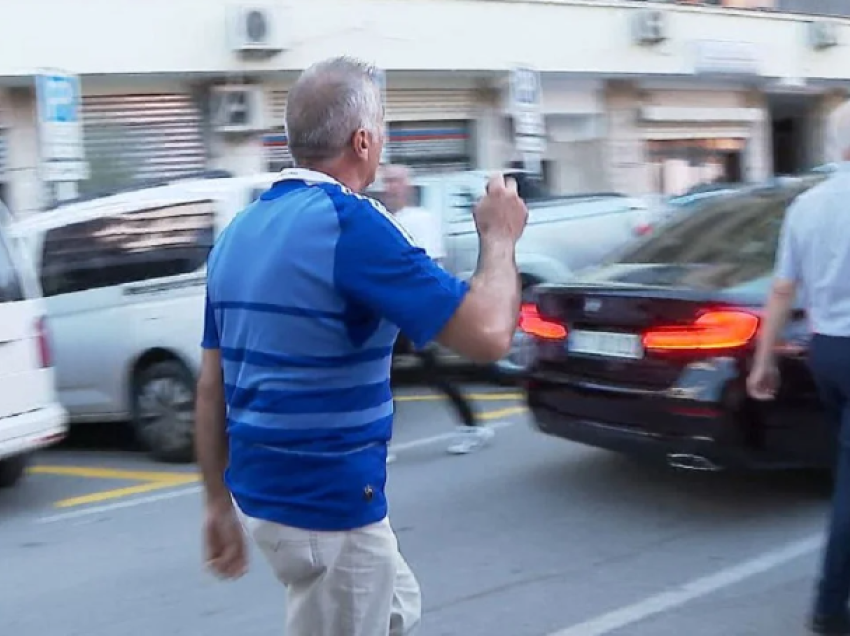 “Turp t’ju vijë, po mbroni kriminelin”/ Qytetari irritohet me ambasadoren greke për çështjen Beleri