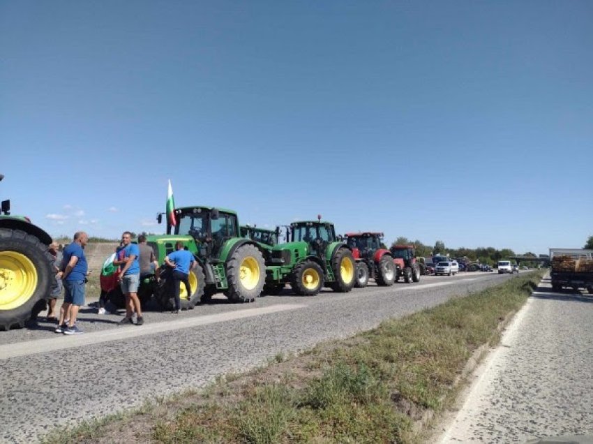 ​Fermerët protestues bllokojnë rrugët kryesore dhe pikë kalimet kufitare në Bullgari