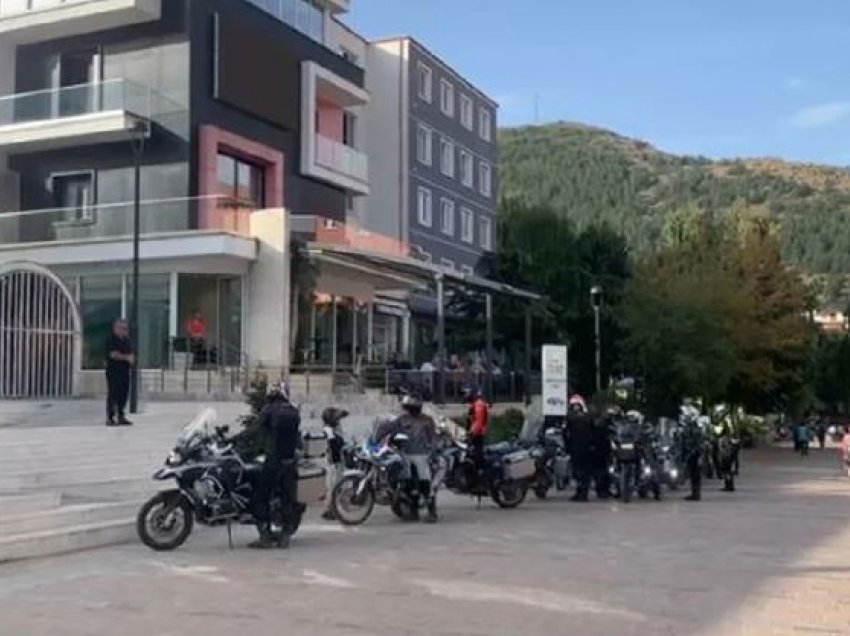 Turistët hungarezë “pushtojnë” pedonalen e Bulqizës me motorë