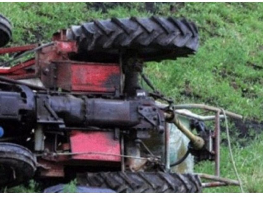 Vdes një person në Klinë, u rrokullis me traktor në pyll