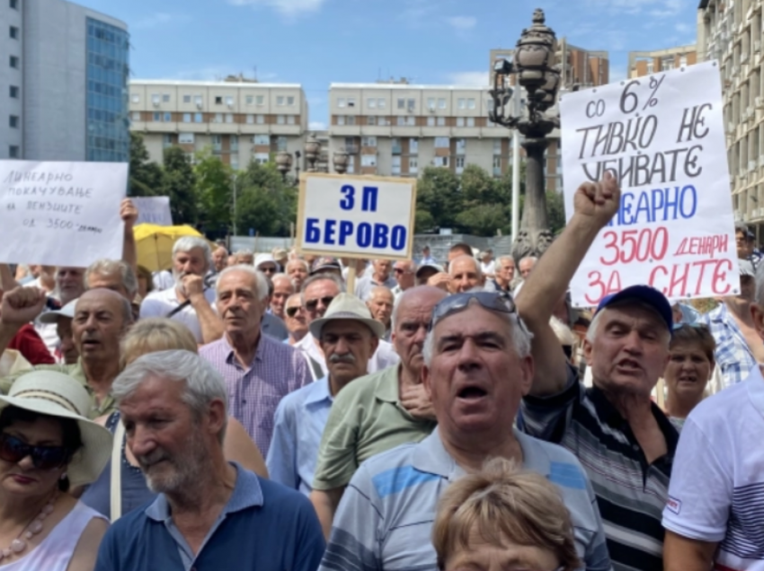 Pensionistët protestojnë para Qeverisë duke kërkuar rritje të pensioneve për 3500 denarë