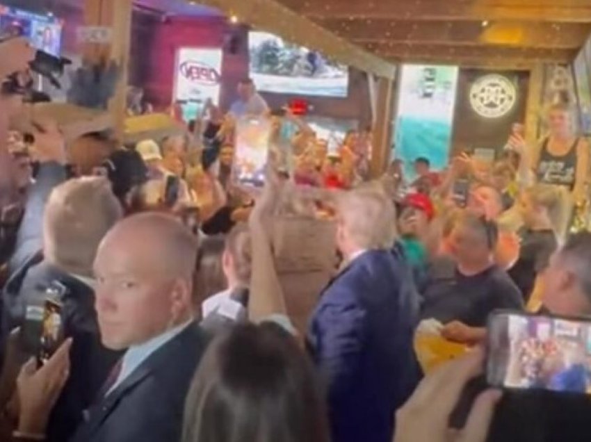 Donald Trump shpërndau pica për mbështetësit në një bar-lokal në Iowa