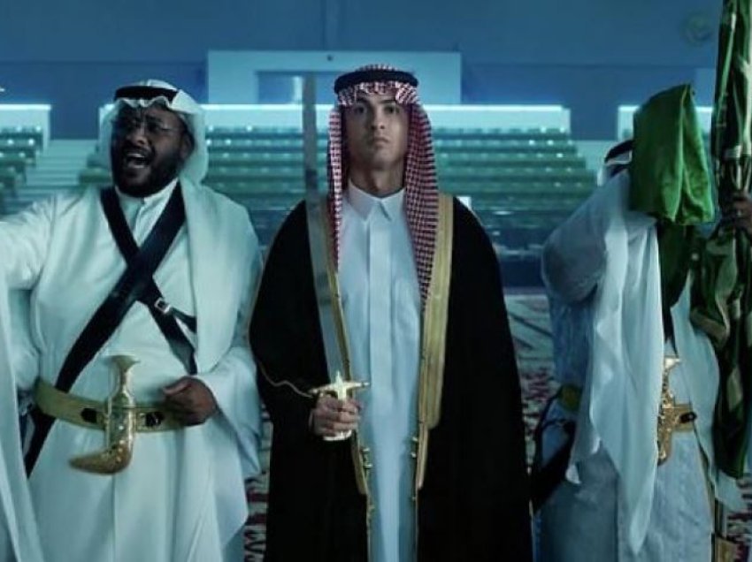 Me veshjen tradicionale arabe dhe shpatë në dorë